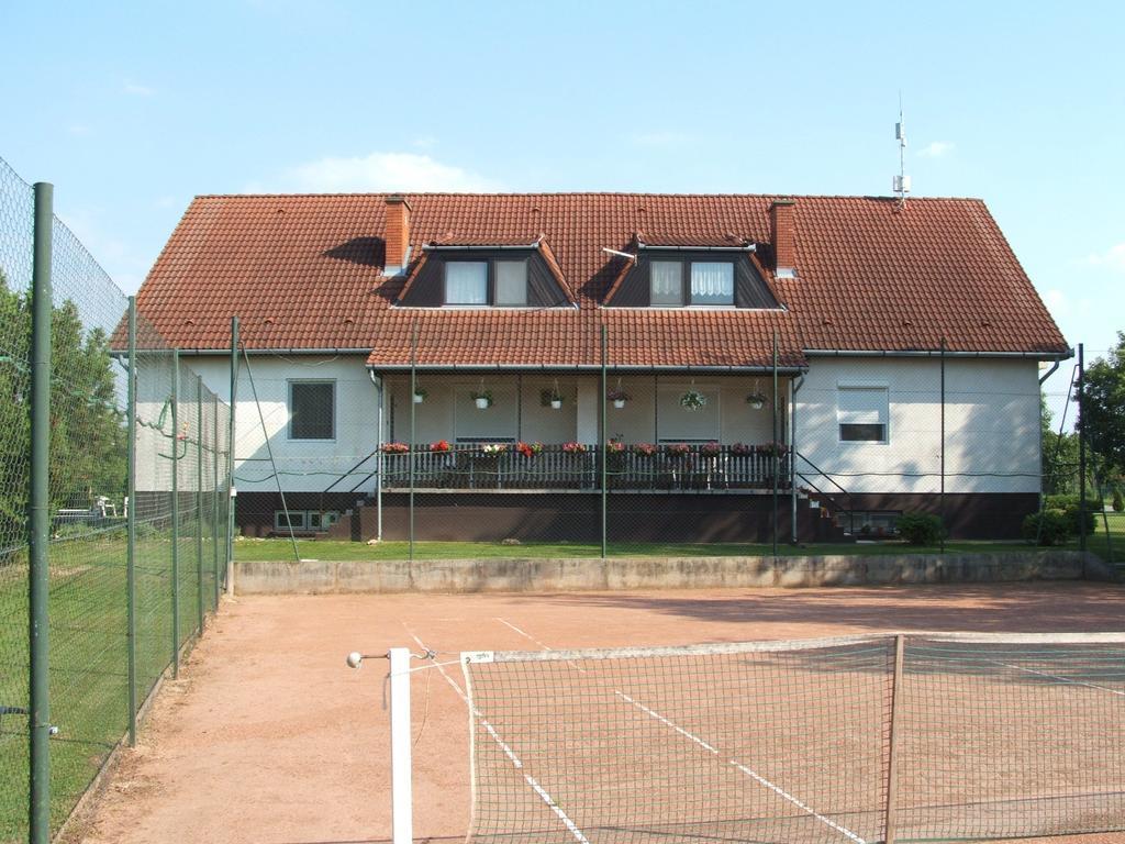 Kis Teniszház Ordacsehi Quarto foto
